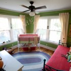 Детская, эклектика, зеленые стены, разноцветные подушки, детский стол, рисунки на стене, детская кроватка