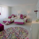 Детская комната, современный дизайн, для девочек, 2 кровати, белые стены, розовый и салатовый текстиль