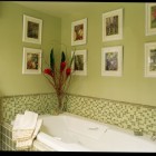 Ванная, современный стиль, зеленые стены, картины в ванной, декор, мозаика