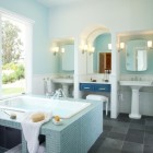 Ванная, джакузи, средиземноморский стиль, бело-голубая гамма, 2 умывальника, панорамные окна
