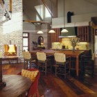Кухня, традиционный стиль, кантри мотивы, деревянные фасады, камин, столовая