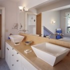 Ванная, современный интерьер, двойная столешница, широкое зеркало, раковины-тарелки, фото интерьера ванной