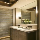 Ванная, современный интерьер, две раковины, деревянный потолок, фактура стены под кирпич, широкое зеркало, фото интерьера ванной