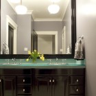 Ванная, современный интерьер, две раковины, большое зеркало, вешалка для полотенца, фото интерьера ванной