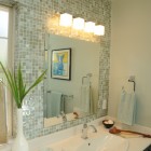 Ванная, современный интерьер, окно в ванной, мелкая плитка, фото интерьера ванной