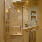 Ванная, современный стиль, золотые цвета, стеклянный душ
