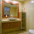 Ванная, современный интерьер, раковина-тарелка, деревянная мебель, кафель, смежный санузел, столешница, фото интерьера ванной