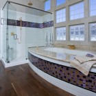 Ванная, современный интерьер, прозрачный душ, ванна с широкими бортами, деревянный пол, фото интерьера ванной