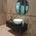 Ванная, современный интерьер, раковина-тарелка, круглое зеркало, под старину, столешница, фото интерьера ванной