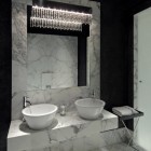 Ванная, современный интерьер, две раковины, раковина-тарелка, мраморная ванная комната, черный потолок, фото интерьера ванной