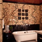 Ванная, эклектика, роспись стен, ванна на ножках, припотолочная люстра, фото интерьера ванной