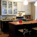 Кухня, эклектика, u-планировка, люстры-подвесы, окно в кухне, обеденные стулья, фото интерьера кухни