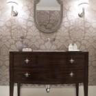 Ванная, модерн, роспись стен, деревянный столик