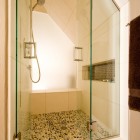 Ванная, модерн, фактура под кирпич, мозаичный пол