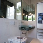 Ванная модерн, широкое зеркало, мраморная столешница, стекля