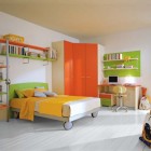 Детская, современный интерьер, место для учебы, яркие цвета, кровать на колесиках