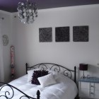 Детская, современный интерьер, кованая кровать, пуховое одеяло, фиолетовый потолок, фото интерьера