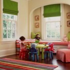 Детская, традиционный интерьер, комната для игр, римские шторы, подоконник-скамья, корзинки для вещей, детский столик