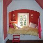 Детская, традиционный интерьер, подоконник-кровать, яркие цвета стен, полочки возле кровати, фото интерьера