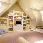 Детская, традиционный интерьер, наклонные потолки, большая комната, место для отдыха, боковые кровати, фото интерьера