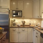 Кухня, традиционный интерьер, кухня остров, угловая кухня, паркет, точечное освещение, фото интерьера кухни