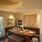 Столовая современный интерьер, табурет, скамья, кухонный угловой диван, точечное освещение, многоуровневый потолок, фото интерьера столовой