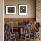 Столовая современный интерьер, кухонный диван, плетенные стулья, облицовка под кирпич, картины в интерьере, фото интерьера столовой