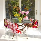 Столовая современный интерьер, прозрачные стулья, декоративные стулья, цветы в интерьере, панорамные окна, фото интерьера столовой
