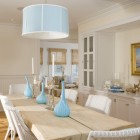 Столовая современный интерьер, бамбуковые жалюзи, втроенная кухонная мебель, кухня в стиле прованс, обеденный стол, обеденные стулья, люстра с абажуром, фото интерьера столовой