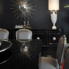 Столовая современный интерьер, обеденный стол, обеденные стулья, креденца, столовая в темных тонах, настольная лампа, фото интерьера столовой