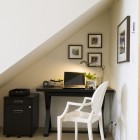 Рабочее место современный интерьер, офисная тумбочка, пластиковый стул, настольная лампа, картины в интерьере, фото интерьера офиса