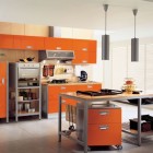 Кухня, современный интерьер, кухня остров, люстры-подвесы, жалюзи, кафельный пол, оранжевая кухонная мебель, фото интерьера кухни