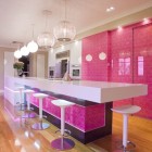 Кухня, современный интерьер, кухня остров, паркет, люстры-подвесы, обеденный стол, барные стулья, точечное освещение, встроенная техника, розовые цвета, фото интерьера кухни