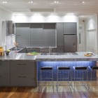 Кухня современный интерьер, U-планировка, барные стулья, паркет, точечное освещение, встроенная техника, фото интерьера кухни