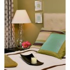 Спальня современный интерьер, кровать с высоким изголовьем, настольная лампа, фото интерьера ванной