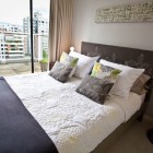 Спальня современный интерьер, кровать с высоким изголовьем, прикроватный столик, панорамное окно, фото интерьера ванной