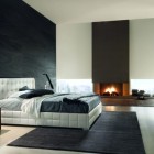 Спальня современный интерьер, кровать с высоким изголовьем, камин, низкая кровать, панорамные окна, фото интерьера спальни