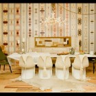 Столовая эклектика, кухонный диванчик, деревянный пол, табуреты, полукресла, фото интерьера столовой