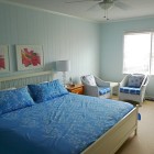Спальня эклектика, спальня в голубых тонах, плетенные кресла, жалюзи, потолочный вентилятор, фото интерьера спальни