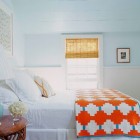 Спальня эклектика, спальня в голубых тонах, бамбуковые шторы, прикроватная тумба, фото интерьера спальни