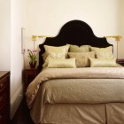 Спальня эклектика, декоративные подушки, прикроватная тумба, ворсистый ковер, фото интерьера спальни