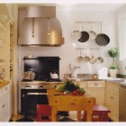 Кухня эклектика, кухня в стиле прованс, кухня остров, табуреты, кафель под кирпич, компактная кухня, фото интерьера кухни