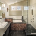 Ванная, современный интерьер, прозрачный душ, ванная с широкими бортами, наклонный потолок, точечное освещение, фото интерьера ванной