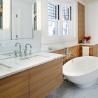 Ванная, современный интерьер, мраморные полы, две раковины, окна в ванной, точечное освещение, отдельно стоящая ванна, фото интерьера ванной