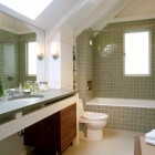 Ванная, современный интерьер, смежная ванна, встроеная ванна, мраморная столешница, окно в ванной, наклонный потолок