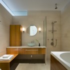 Ванная, современный интерьер, стеклянный душ, открытая душевая кабина, кафель под кирпич, раковина-тарелка, фото интерьера ванной