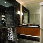 Ванная, современный интерьер, большое зеркало, черный кафель, деревянная тумба, точечное освещение, фото интерьера ванной
