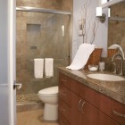 Ванная, современный интерьер, открытая душевая кабина, точечное освещение, стеклянный душ, смежная ванная, мраморная столешница, фото интерьера ванной