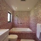 Ванная, современный интерьер, смежная ванная, мелкий кафель, встроенная ванная, фото интерьера ванной