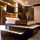 Спальня современный интерьер, кровать с высоким изголовьем, кровать на пьедестале, ворсистый ковер, фото интерьера спальни